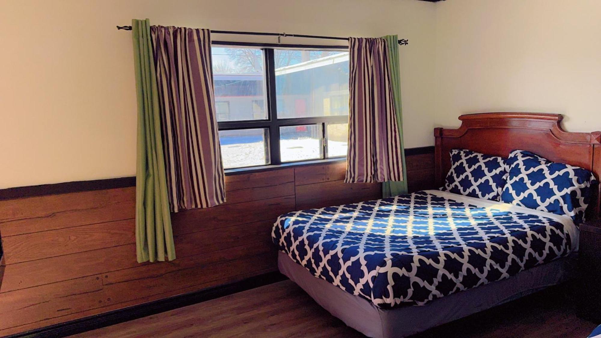 Crestwood Motel